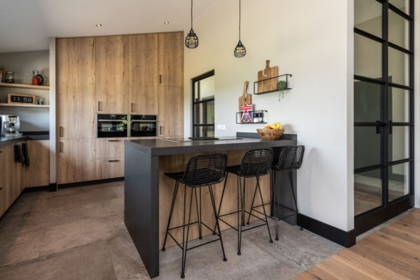 Strakke keuken in eiken-look