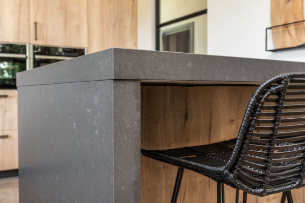 Strakke keuken in eiken-look - bardeel