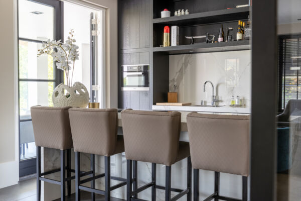 Moderne, stoere en greeploze keuken in zwart dik eikenfineer.