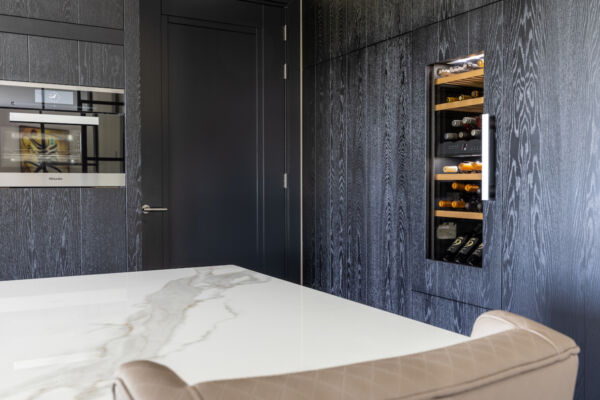 Moderne, stoere en greeploze keuken in zwart dik eikenfineer.