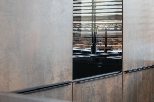 Moderne keuken in een zwart bronzen combinatie