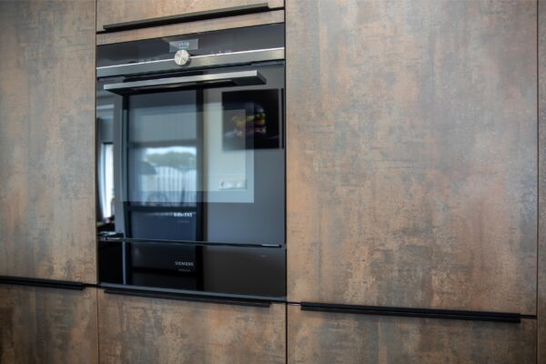 Moderne keuken in een zwart bronzen combinatie