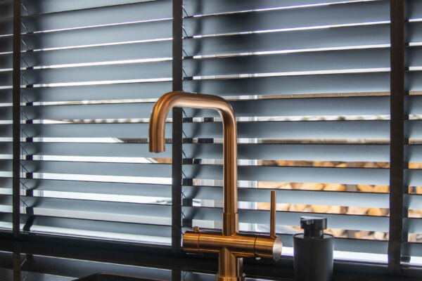 Moderne keuken in een zwart bronzen combinatie