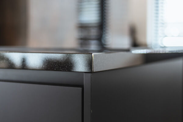 Moderne keuken in een zwart bronzen combinatie