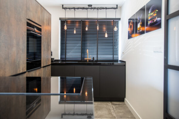 Moderne keuken in een zwart bronzen combinatie