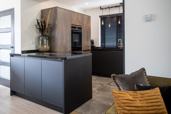 Moderne keuken in een zwart bronzen combinatie