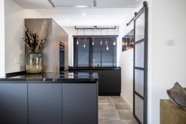 Moderne keuken in een zwart bronzen combinatie