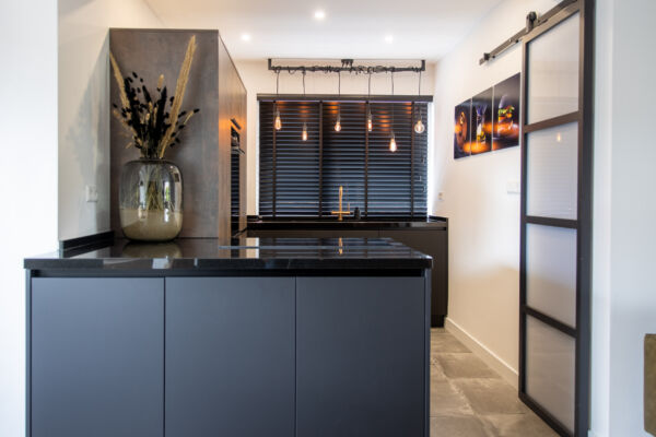 Moderne keuken in een zwart bronzen combinatie