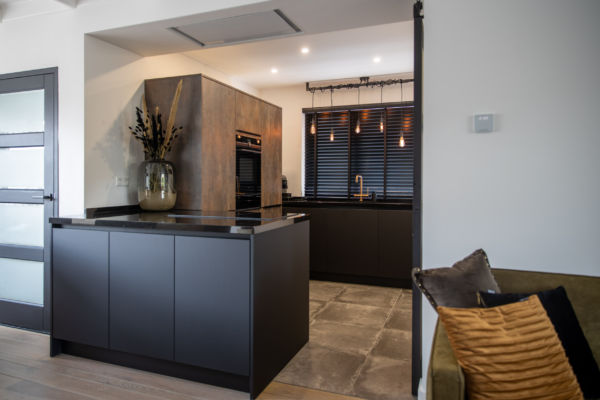 Moderne keuken in een zwart bronzen combinatie