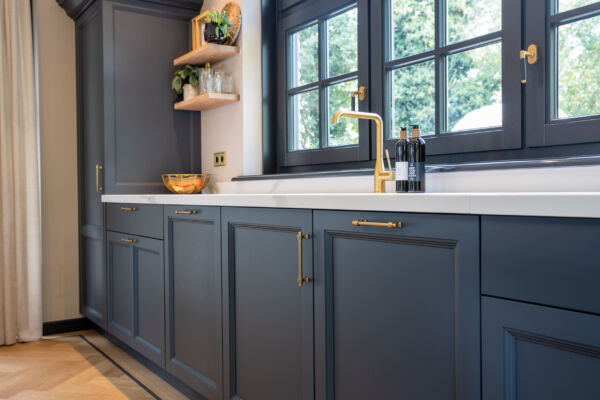 Landelijke keuken in een zachte Farrow & Ball kleur