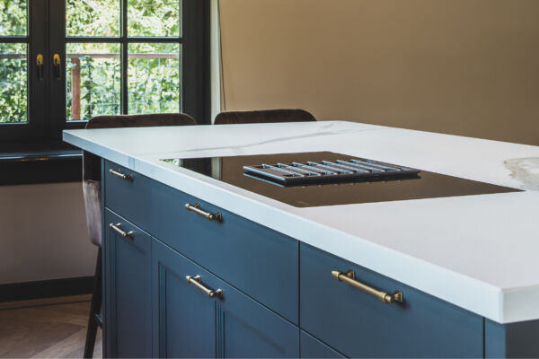 Landelijke keuken in een zachte Farrow & Ball kleur