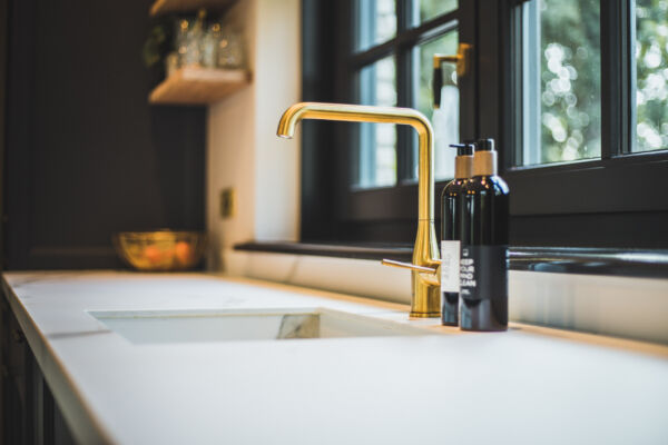 Landelijke keuken in een zachte Farrow & Ball kleur