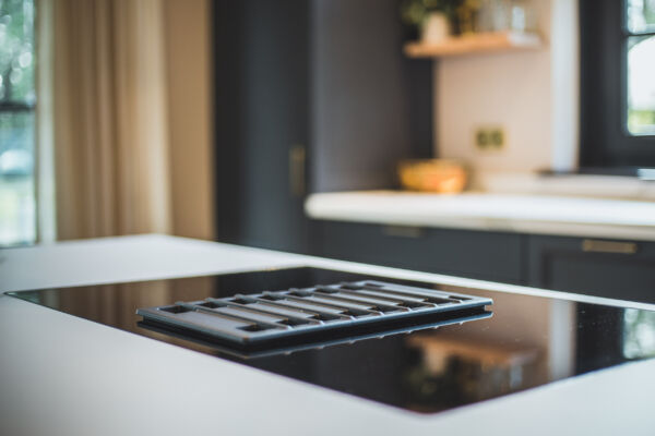 Landelijke keuken in een zachte Farrow & Ball kleur