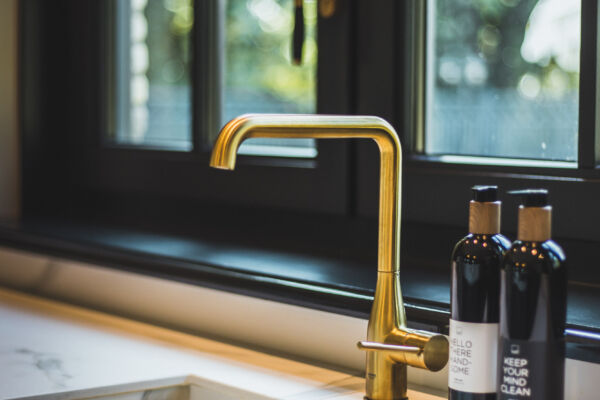 Landelijke keuken in een zachte Farrow & Ball kleur