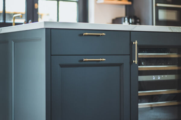 Landelijke keuken in een zachte Farrow & Ball kleur