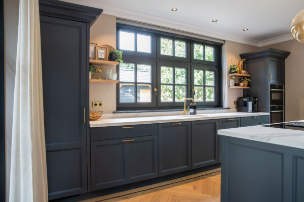 Landelijke keuken in een zachte Farrow & Ball kleur