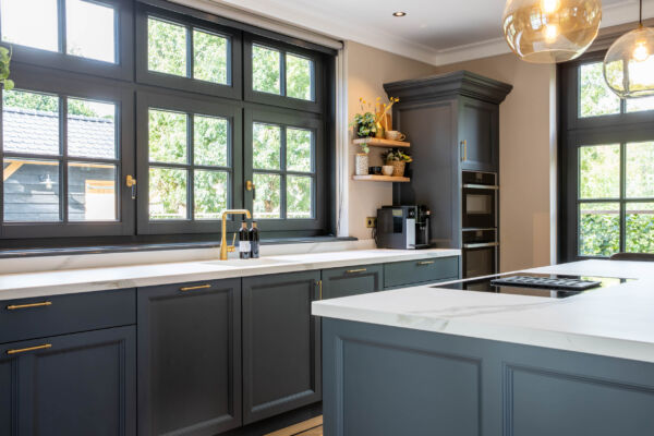 Landelijke keuken in een zachte Farrow & Ball kleur