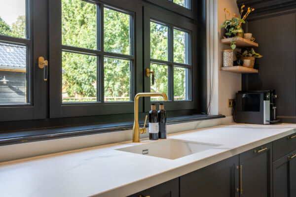 Landelijke keuken in een zachte Farrow & Ball kleur